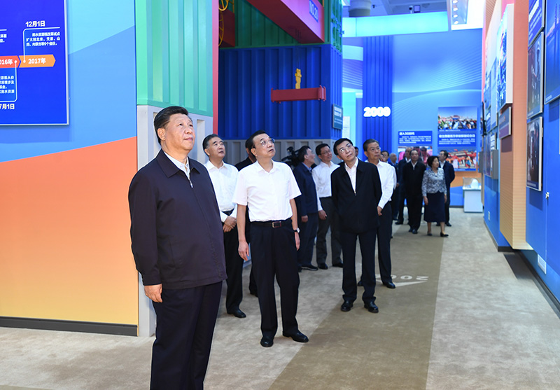 9月23日，党和国家领导人习近平、李克强、汪洋、王沪宁、赵乐际、韩正、王岐山等在北京展览馆参观“伟大历程 辉煌成就——庆祝中华人民共和国成立70周年大型成就展”。新华社记者 谢环驰 摄