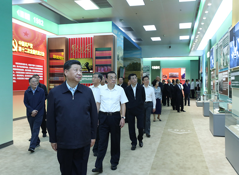9月23日，党和国家领导人习近平、李克强、汪洋、王沪宁、赵乐际、韩正、王岐山等在北京展览馆参观“伟大历程 辉煌成就——庆祝中华人民共和国成立70周年大型成就展”。新华社记者 鞠鹏 摄