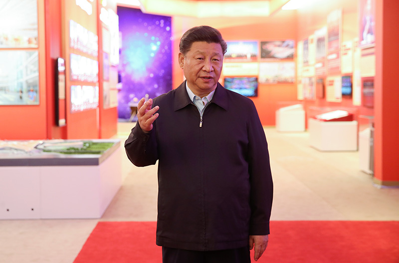 9月23日，党和国家领导人习近平、李克强、汪洋、王沪宁、赵乐际、韩正、王岐山等在北京展览馆参观“伟大历程 辉煌成就——庆祝中华人民共和国成立70周年大型成就展”。这是中共中央总书记、国家主席、中央军委主席习近平在展览上讲话。新华社发（盛佳鹏 摄）