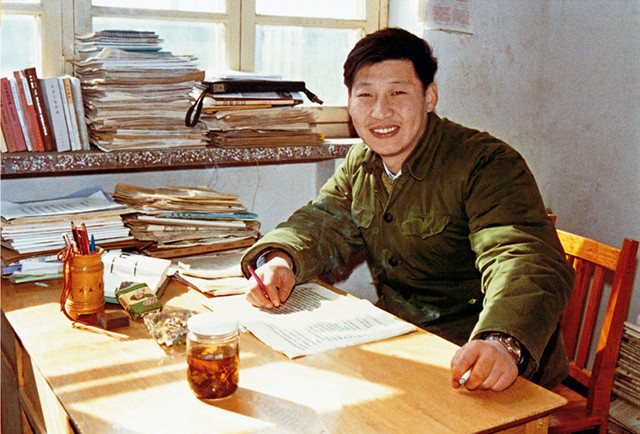 1983年，在河北正定办公室里的习近平。