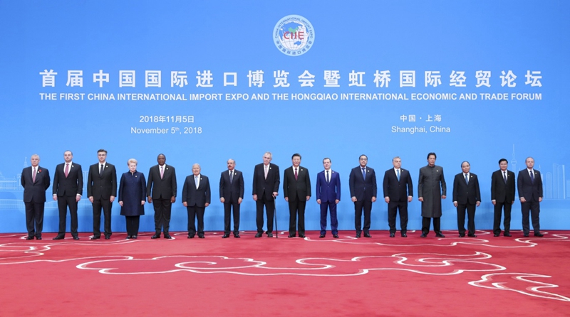 11月5日，首届中国国际进口博览会在上海开幕。国家主席习近平出席开幕式并发表题为《共建创新包容的开放型世界经济》的主旨演讲。这是开幕式前，习近平同外方领导人集体合影。新华社记者 丁海涛 摄